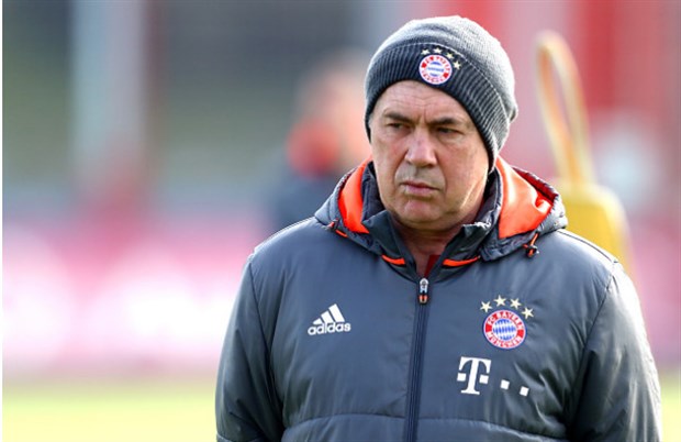 Chùm ảnh: Muller túm cổ, quát mắng Vidal trên sân tập - Bóng Đá