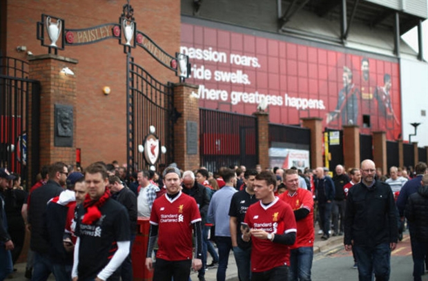 Dàn sao Liverpool được chào đón như nhà vô địch trước giờ G - Bóng Đá