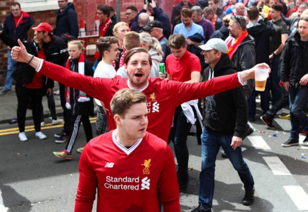 Dàn sao Liverpool được chào đón như nhà vô địch trước giờ G - Bóng Đá