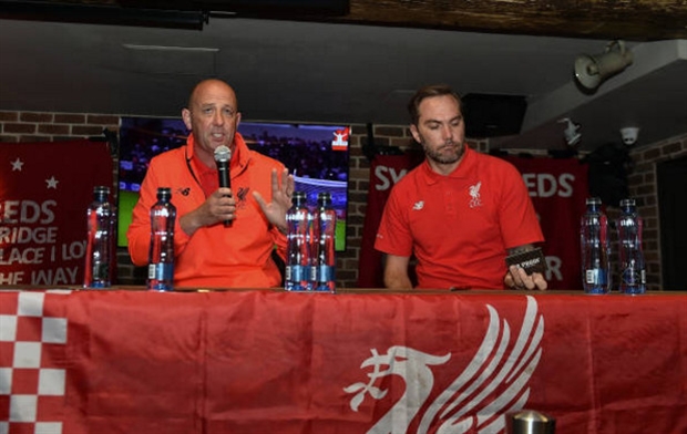 Cộng lại hơn trăm tuổi, các huyền thoại Liverpool 'quậy nát' tại Sydney - Bóng Đá