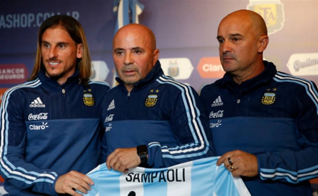 Sampaoli CHÍNH THỨC ra mắt, chờ ngày chỉ dạy Messi - Bóng Đá