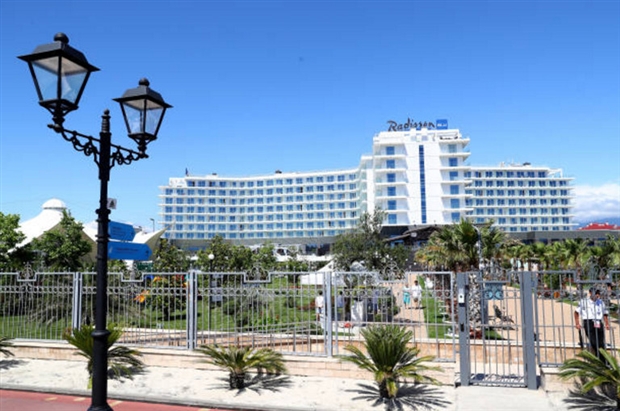 Radisson Blu Paradise có địa thế rất thuận lợi khi nằm ngay sát bãi biển.