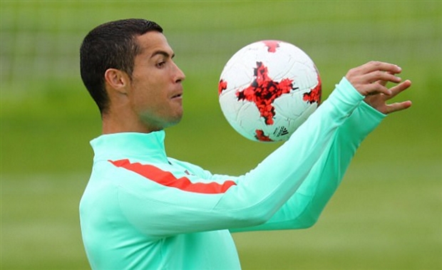 Ronaldo té lăn lộn trong buổi tập của Bồ Đào Nha - Bóng Đá