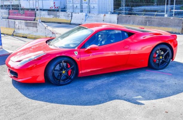 Nổi bật nhất có thể chính là chiếc Ferrari đỏ của trung vệ Marquinhos.