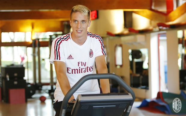Hàng HOT của Italia xuất hiện như nam thần tại Milan - Bóng Đá