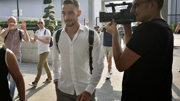 De Sciglio bị vây kín ngay khi vừa tới Turin - Bóng Đá