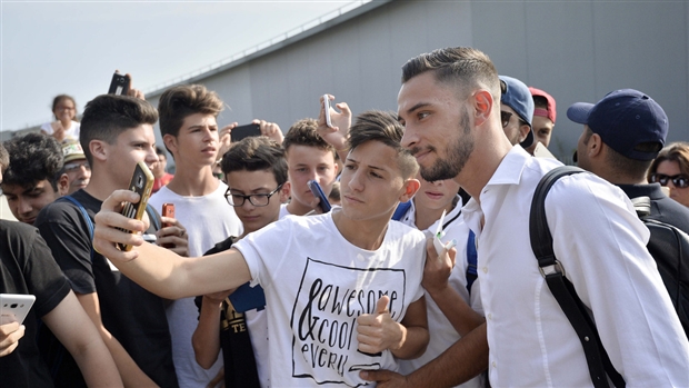 De Sciglio bị vây kín ngay khi vừa tới Turin - Bóng Đá