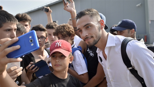 Không chỉ là truyền thông, mà NHM của Juventus cũng dành cho cầu thủ 24 tuổi này sự chào đón rất nồng nhiệt.