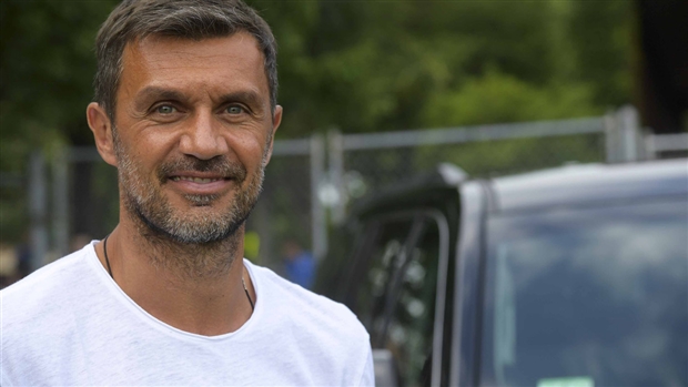 Paolo Maldini đã bất ngờ xuất hiện trong buổi tập mới đây của AS Roma tại Boston.
