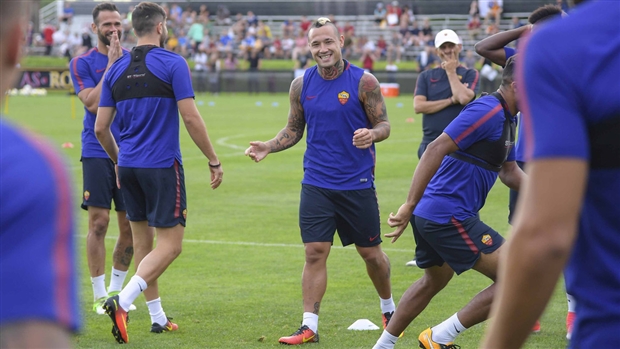 Dù đang có rất nhiều tin đồn về việc chuyển tới Inter, nhưng Nainggolan vẫn rất vui vẻ tập luyện cùng Roma.