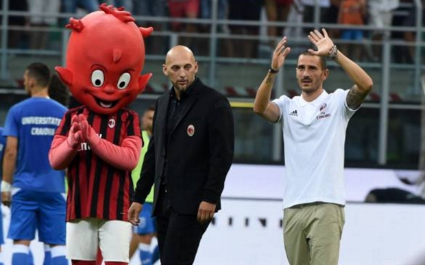 Cựu trung vệ của Juventus vẫn ra sân chào NHM trong trận đấu với Craiova, dù hiện anh chưa được phép thi đấu cho Milan.