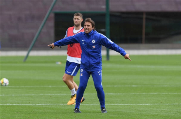 Conte liên tục lớn tiếng đưa ra các chỉ đạo cho các học trò trong buổi tập mới đây.