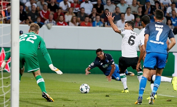 Hàng thủ của Liverpool trận này đã mắc quá nhiều sai lầm.