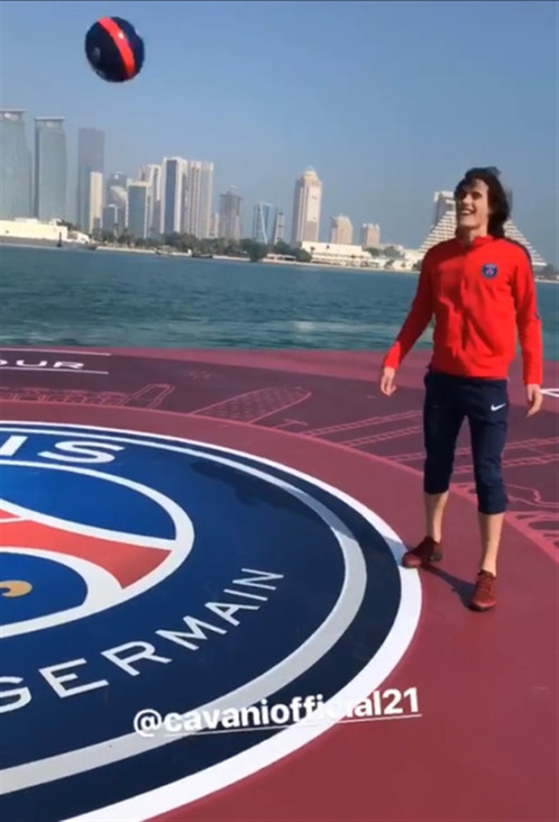 Một sân bóng giữa biển cũng đã được dựng lên để các ngôi sao của PSG thư giãn