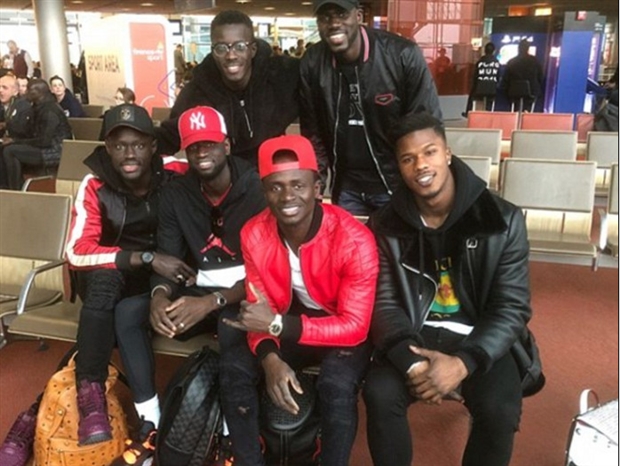 Sadio Mane rạng ngời khi được gặp lại những người đồng đội trên tuyển Senegal