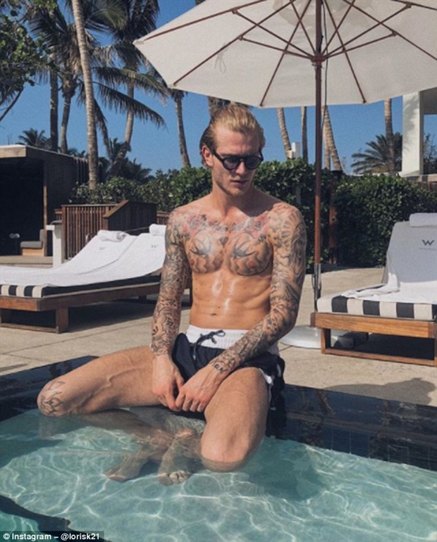 Thủ thành Loris Karius cũng đang ở một nơi nào đó đầy nắng