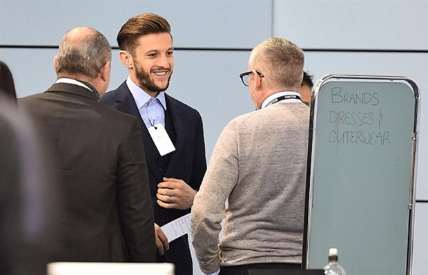 Adam Lallana thì đang bận rộn đi may đồ