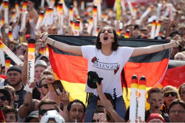 Tuy là phận nữ nhi, nhưng rõ ràng sự cuồng nhiệt của các CĐV này là không hề kém cạnh các bậc mày râu