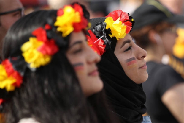 Bên cạnh đó cũng có không ít mỹ nhân chọn cách lặng lẽ tiếp lửa cho các thần tượng