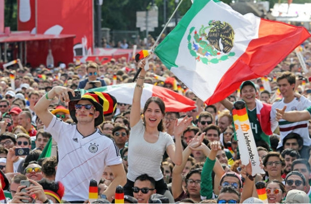 Hò cũng hò reo, hát vang các bài ca cổ động cho đội tuyển