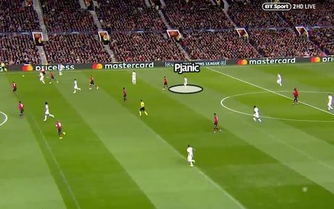 Pjanic luôn có những tình huống phân phối bóng rất nhanh dù liên tục bị Mata theo kèm rất sát.