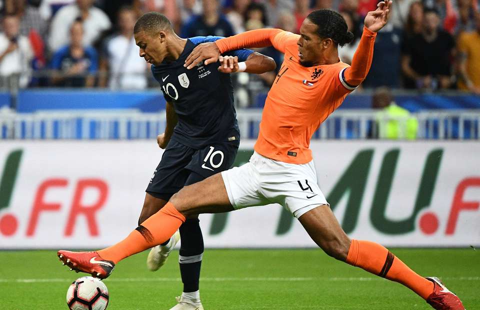 Một lần nữa, Van Dijk đã giành chiến thắng trước Mbappe.