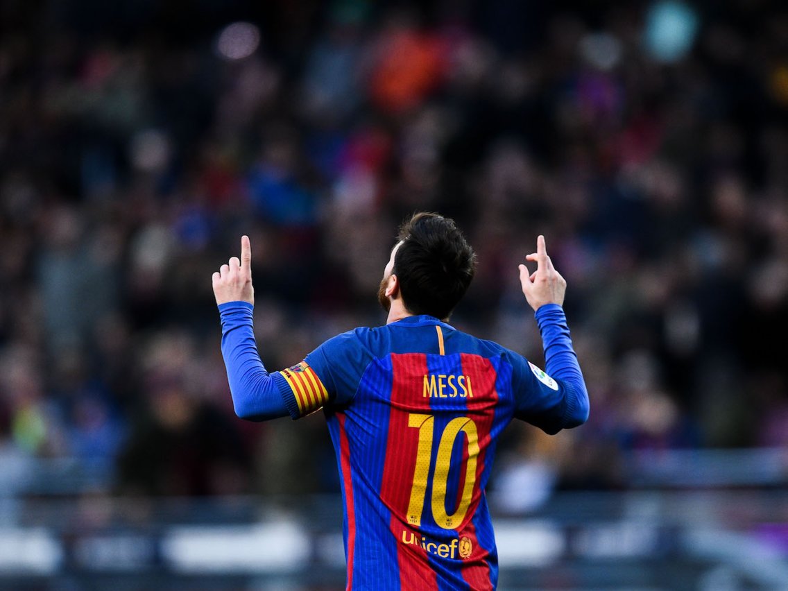 FC Barcelona — 190.4 triệu người theo dõi.Facebook: 102.7 triệu người theo dõi.Instagram: 58.8 triệu người theo dõi.Twitter: 28.9 triệu người theo dõi.