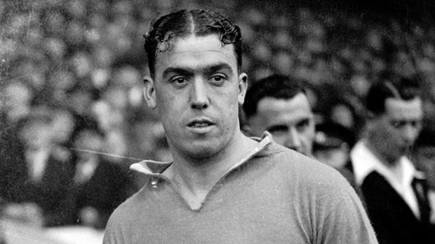 Dixie Dean (Everton). Số bàn thắng: 18.