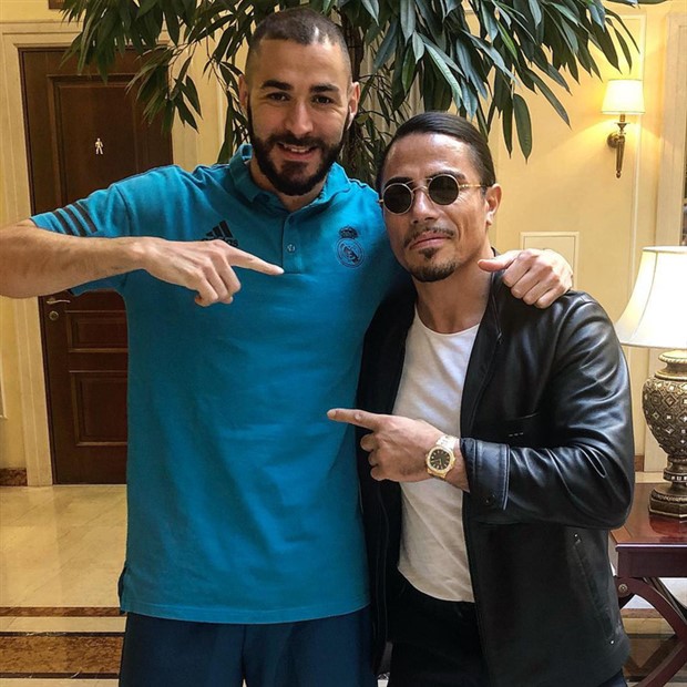 Tiền đạo Benzema cũng là một fan của "thánh rắc muối'.