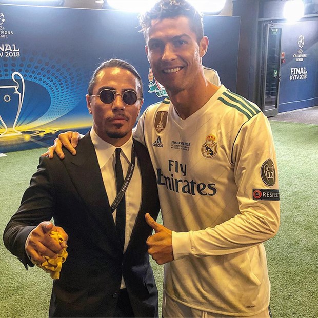 Ronaldo chụp lưu niệm với Nusret Gokce sau trận chung kết Champions League mùa trước.