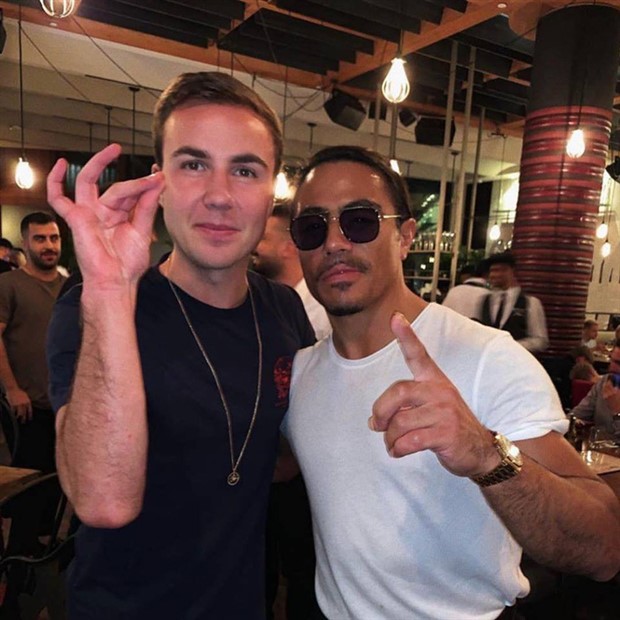 Mario Gotze và động tác rắc muối thương hiệu của Nusret Gokce.