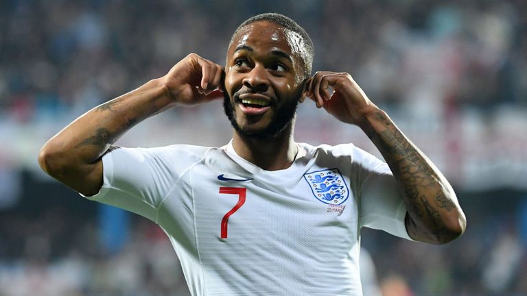 Sterling tự biến mình thành khỉ để chọc tức các CĐV quá khích.