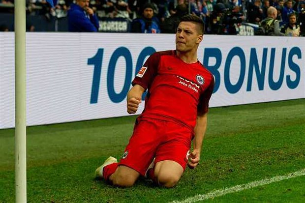 "Falcao của Serbia" - Nói về Jovic, giám đốc của Red Star Belgrade từng chia sẻ: "Đó là một cầu thủ rất tiềm năng và cậu ấy hoàn toàn có thể trở thành một phiên bản Radamel Falcao của Serbia"