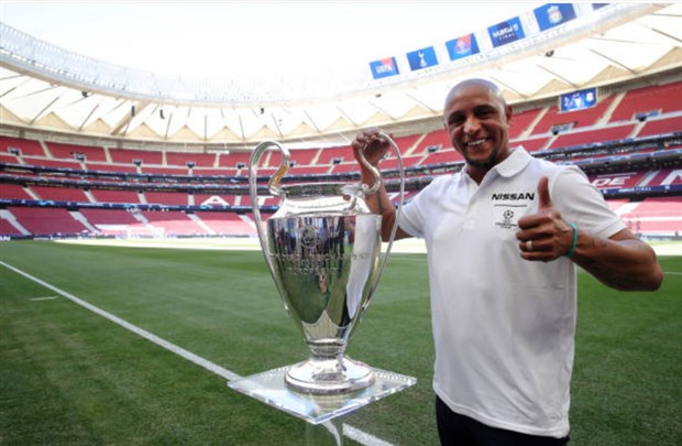 Roberto Carlos tươi cười sau khi hoàn thành xuất sắc nhiệm vụ mang cúp bạc đến Wanda Metropolitan.