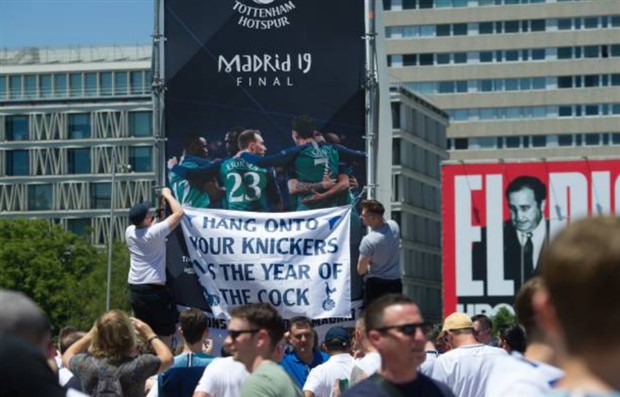 Trong khi đó, cơn khát danh hiệu của Tottenham đã kéo dài khá lâu. Hai danh hiệu lớn gần nhất mà Gà trống có được là chức vô địch FA Cup 1991 và vô địch EFL Cup 2008.