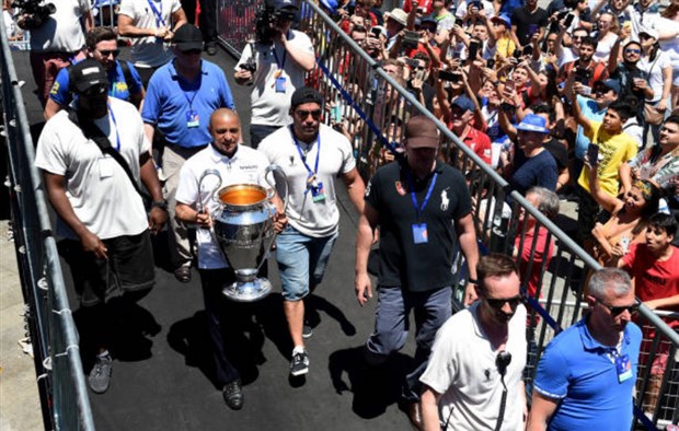 Roberto Carlos không thể giấu được niềm tự hào của mình khi mang cúp sải bước ngang hàng nghìn CĐV.