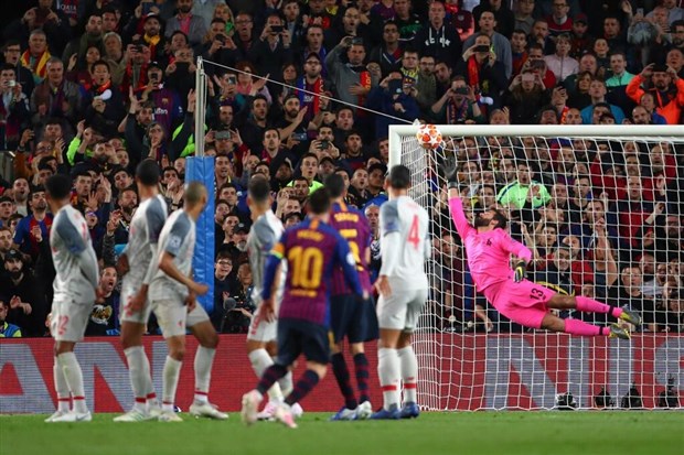 Pha sút phạt thành bàn vào lưới Liverpool tại bán kết Champions League cũng giúp Messi trở thành chủ nhân của "Bàn thắng đẹp nhất năm" được bầu chọn trên trang chủ của UEFA.