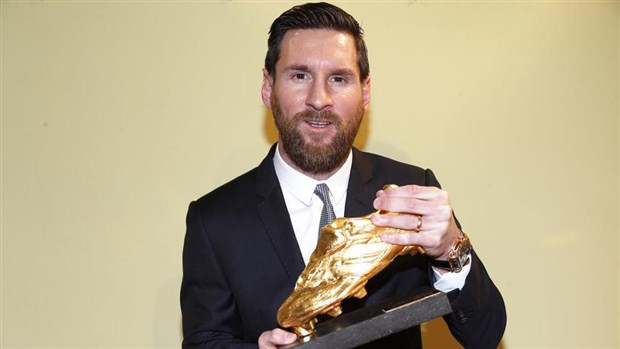 Ngoài ra, Messi cũng là chủ nhân của danh hiệu Chiếc Giày Vàng châu Âu với 36 bàn thắng trên tất cả các mặt trận. Đây là lần thứ 6 trong sự nghiệp, ngôi sao 32 tuổi giành chiến thắng ở giải thưởng này.