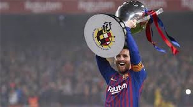 Ở cấp độ CLB, Messi cũng đã giúp Barcelona giành lấy ngôi vương tại La Liga, cũng như chiến thắng trong trận tranh siêu cúp Tây Ban Nha.