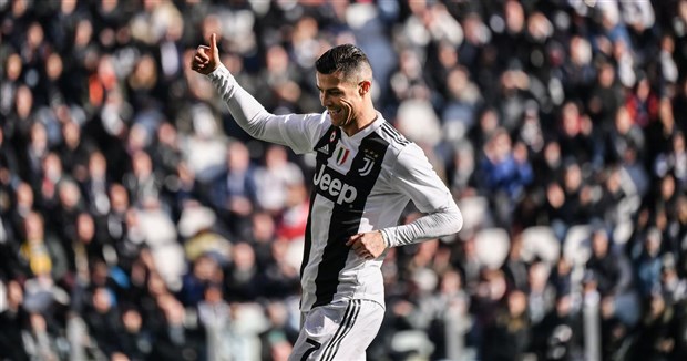 Còn về cựu thuyền trưởng Juventus - Massimiliano Allegri thì cho biết: "Ronaldo là tương lai của Juventus. Anh ấy là một cầu thủ siêu phàm, người đã có mùa giải hết sức tuyệt vời, và sẽ tiếp tục có thêm một mùa giải xuất sắc nữa trong năm tới."
