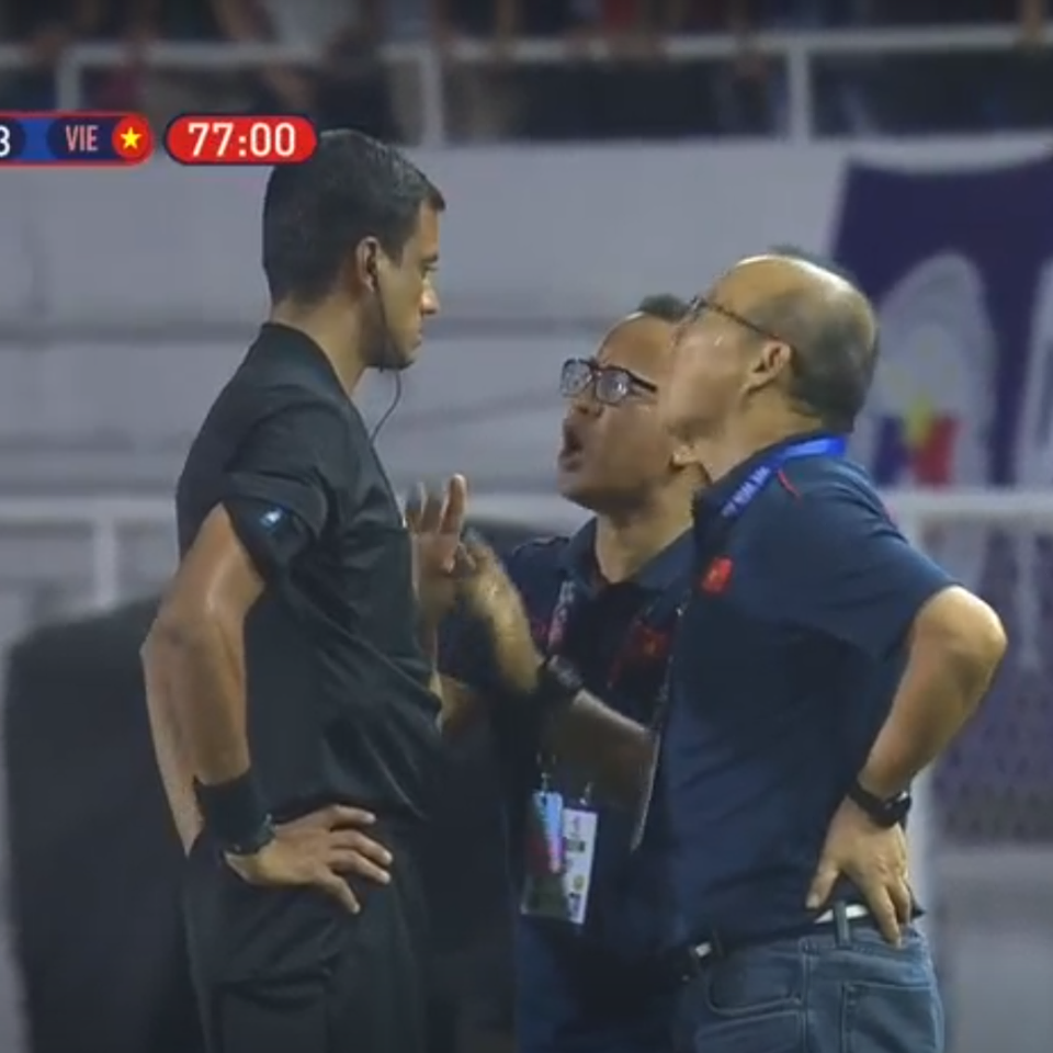 HLV Park Hang-seo đã phải nhận một chiếc thẻ đỏ trực tiếp từ trọng tài.