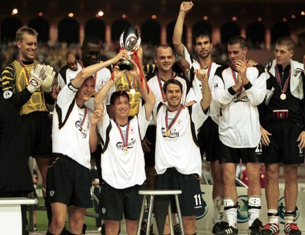 Sami Hyypia, Robbie Fowler và Jamie Redknapp của Liverpool nâng cao danh hiệu Siêu cúp châu Âu năm 2001.
