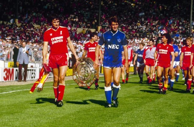 Đội trưởng của Liverpool, Alan Hansen và đội trưởng của Everton, Kevin Ratcliffe cùng diễu hành với Charity Shield sau khi chia sẻ danh hiệu này với trận hòa 1-1 năm 1986.
