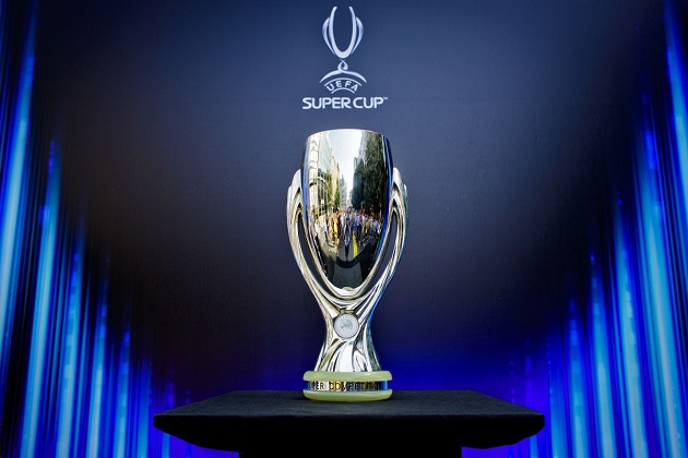 Chiếc cúp UEFA Super Cup.
