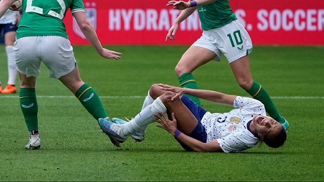 Mallory Swanson bị cầu thủ Ireland làm chấn thương nặng.
