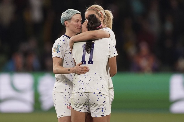 Một tượng đài như Megan Rapinoe cũng không thể đá vào quả luân lưu của mình.