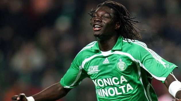Chân sút trẻ Bafetimbi Gomis trong màu áo St. Etienne. Anh bắt đầu thi đấu chuyên nghiệp từ trước cả khi Facebook phổ biến.