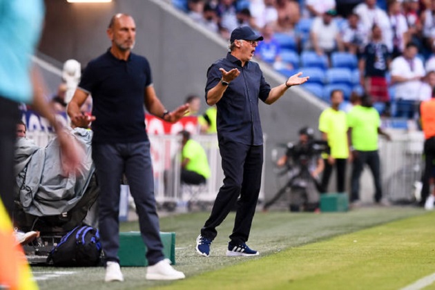 Lối chơi mà HLV Laurent Blanc áp dụng cho Lyon có vẻ không phù hợp với bộ nhân sự hiện tại, đặc biệt là hàng thủ.