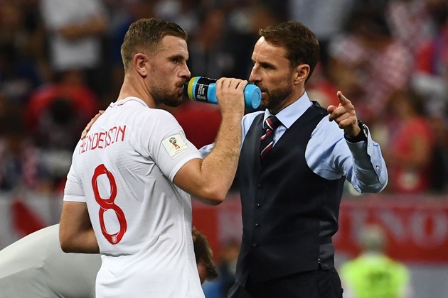 Không giống như Gareth Southgate có thể mặc định triệu tập Jordan Henderson bất cứ lúc nào, các HLV cấp CLB còn phải tính toán những yếu tố như quỹ lương.
