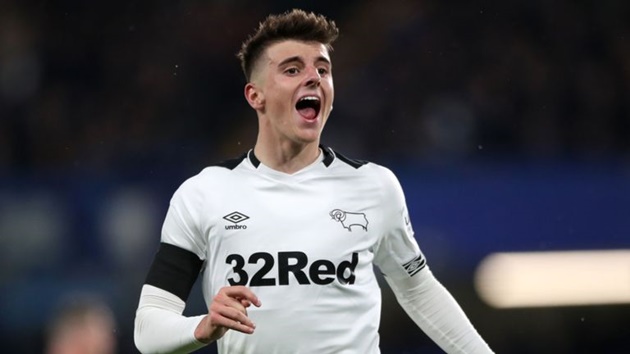 Mount thi đấu rất ấn tượng trong màu áo Derby County.